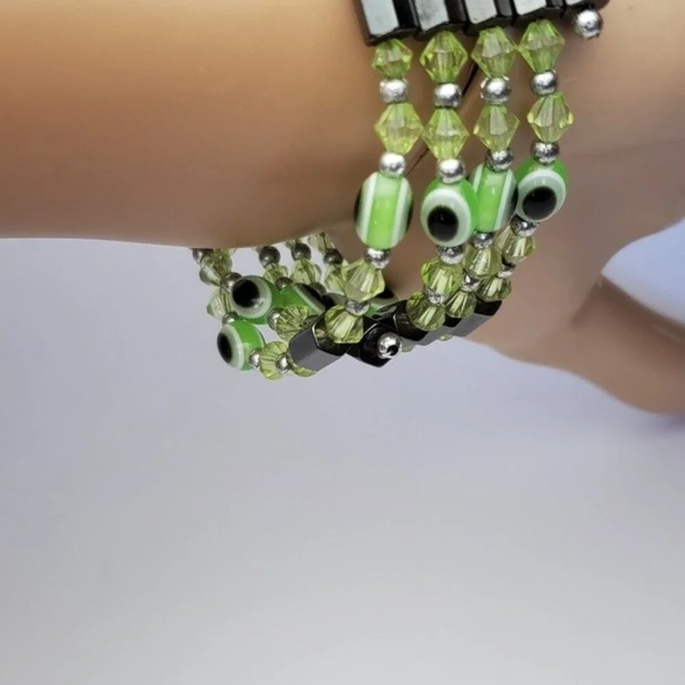 Magnetic Wrap around Green eye bracelet one size *